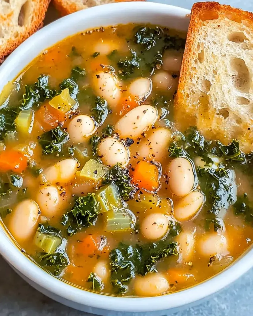 Italienische Ribollita: Blitzschnelle Bohnensuppe mit Grünkohl